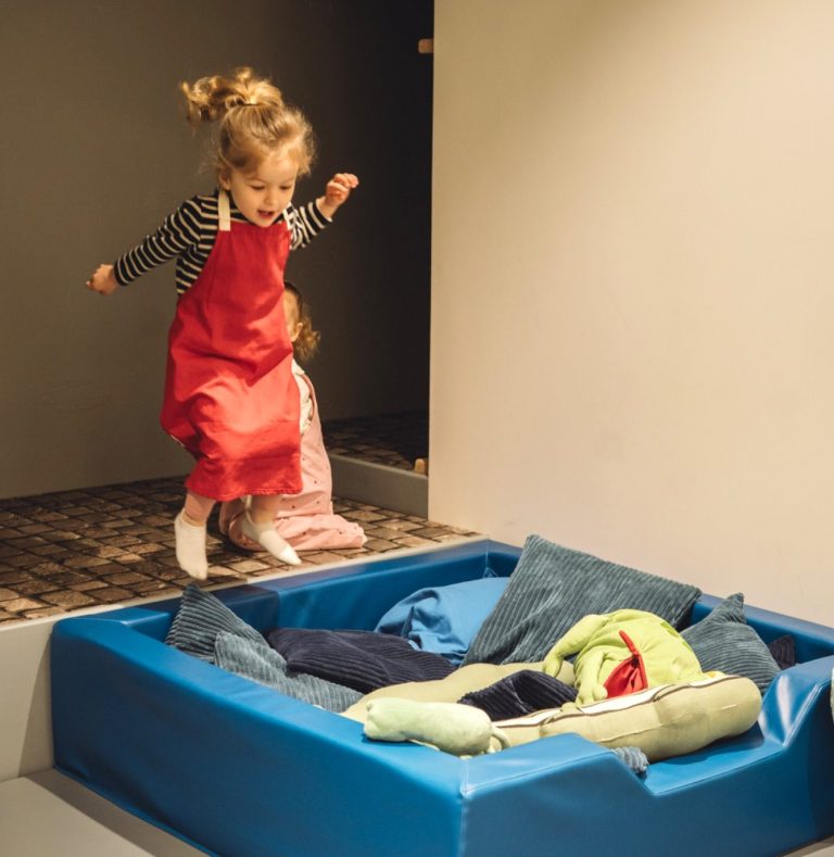 Espace de jeux pour enfants avec univers Alice au pays des merveilles et pirates, favorisant l’imaginaire, le jeu symbolique