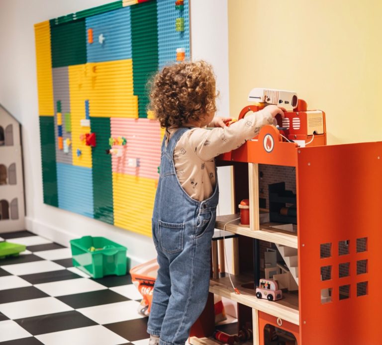 Espace construction pour enfants avec jeux de blocs favorisant l’imaginaire, la motricité fine et la coopération.