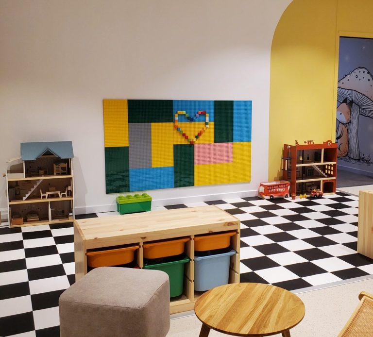 Espace construction pour enfants avec jeux de blocs favorisant l’imaginaire, la motricité fine et la coopération.