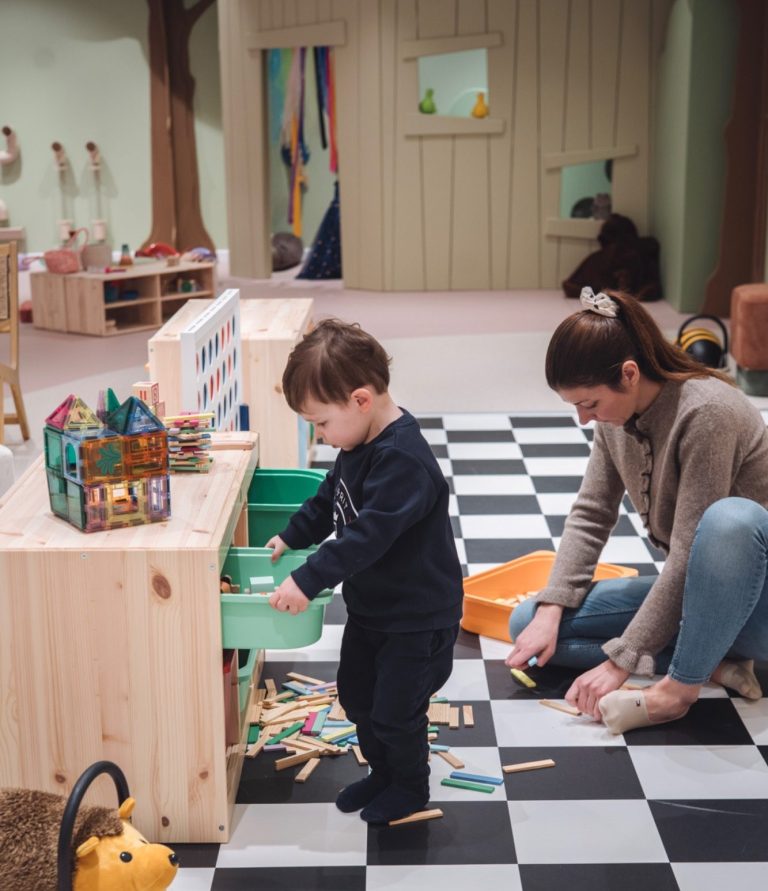 Le Royaume des Petits Rêveurs – Espace bébé (0 à 12 mois) Espace bébé avec tapis sensoriel et jeux doux favorisant l’éveil et la motricité en toute sécurité.
