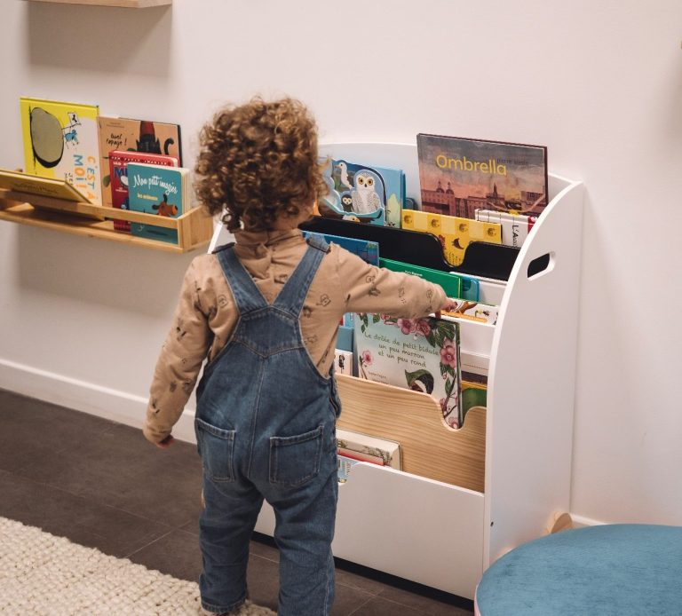 Espace lecture pour enfants avec livres illustrés accessibles favorisant l’imaginaire et le calme.