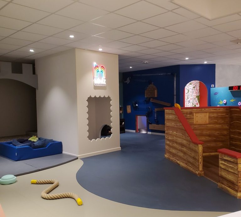 Espace de jeux pour enfants avec univers Alice au pays des merveilles et pirates, favorisant l’imaginaire, le jeu symbolique