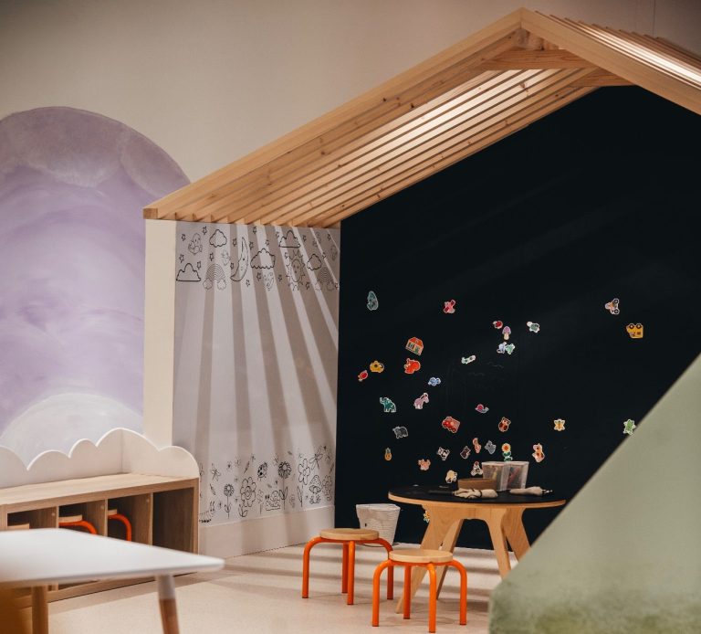 Enfants dessinant librement sur un tableau, développant la créativité et l’expression artistique.