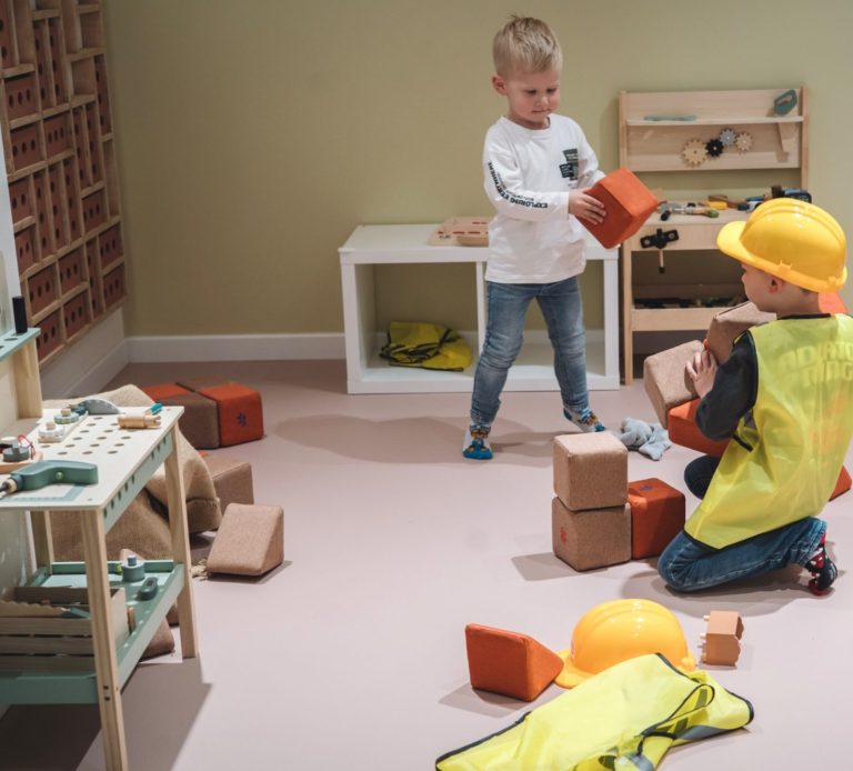 La Clairière des Premiers Pas – Espace motricité douce (12 à 36 mois) Espace de motricité douce pour tout-petits avec structures en bois, favorisant l’équilibre et l’autonomie.