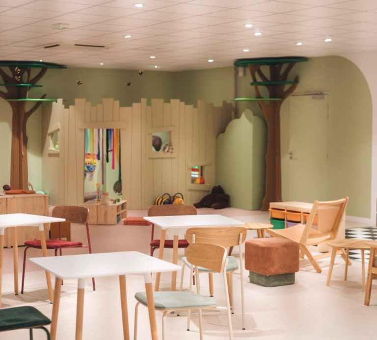 Le Jardin des Étoiles – Espace Snoezelen et éveil sensoriel Espace Snoezelen avec lumières colorées favorisant l’éveil sensoriel et l’apaisement des enfants.