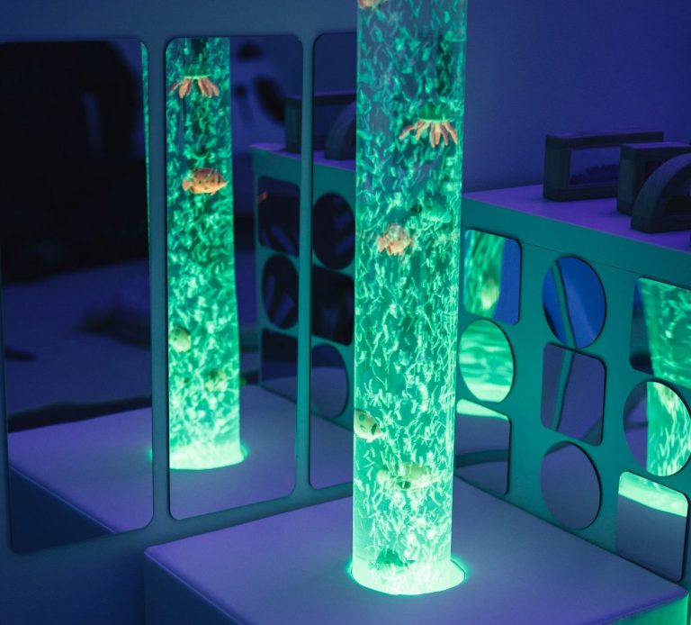 Espace Snoezelen avec lumières colorées favorisant l’éveil sensoriel et l’apaisement des enfants.